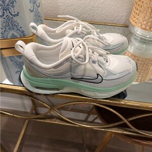 Nike Women's Air Max Bliss Sneakers